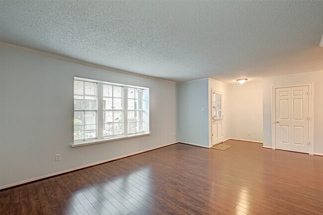 Building Photo - 8287 Kingsbrook Rd