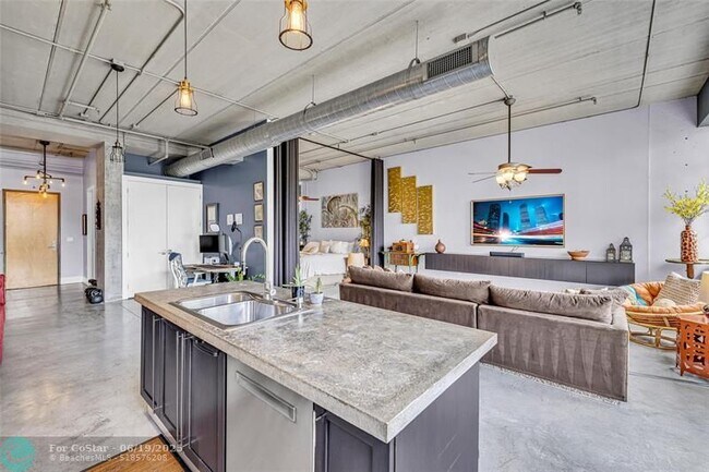 Building Photo - 425 N Andrews Ave