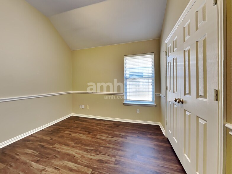Building Photo - 1712 Farmington Dr