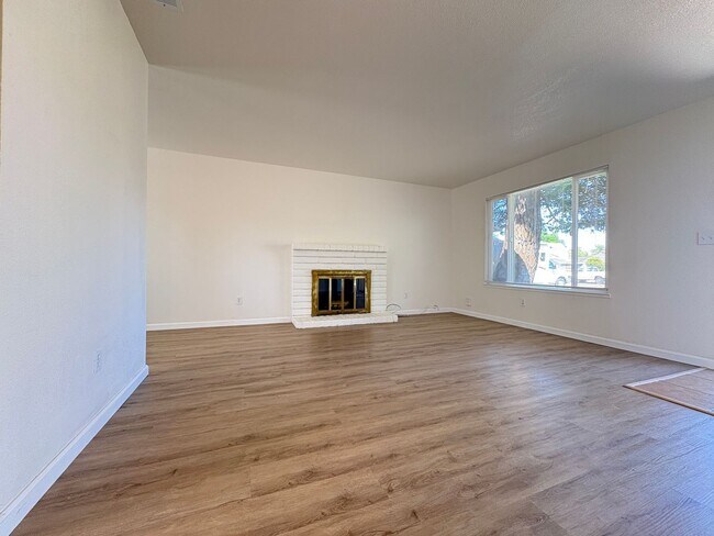 Building Photo - Updated 3 Bed, 2 Bath Single-Story Home