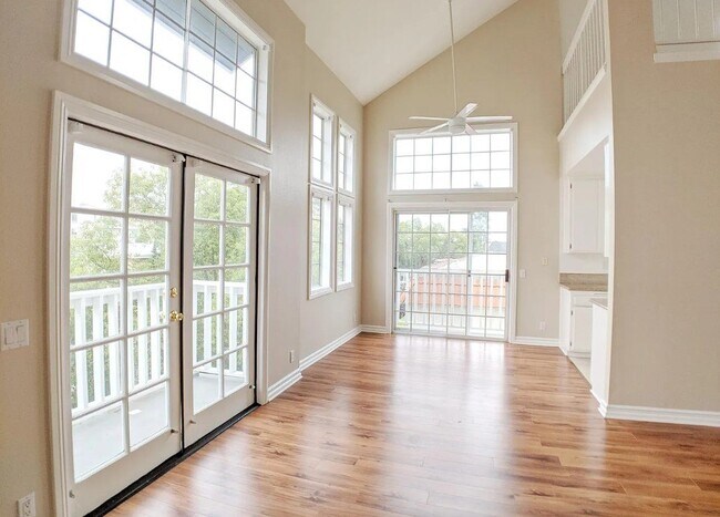 Building Photo - Carmelina Lofts