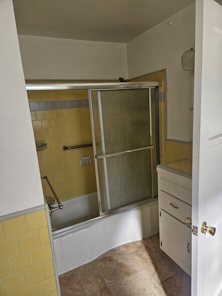 tub shower - 1204 Bonnie Brae St