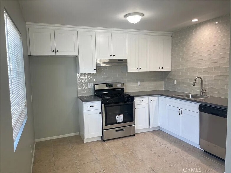 Building Photo - 12758 Russell Ave