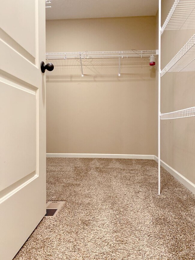 Building Photo - Beautiful & Nearly new SW Chalco area 4 be...