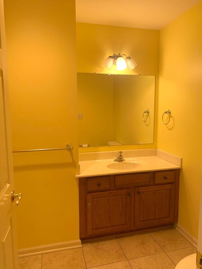 Building Photo - Lovely single family, brick rancher home with 3 beds/2.5 baths!!