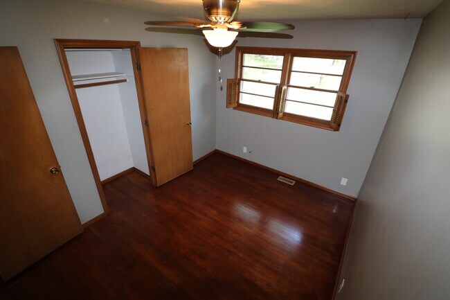 Building Photo - 1409 Thomas Dr