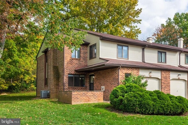 Building Photo - 201 Fairfax Ct