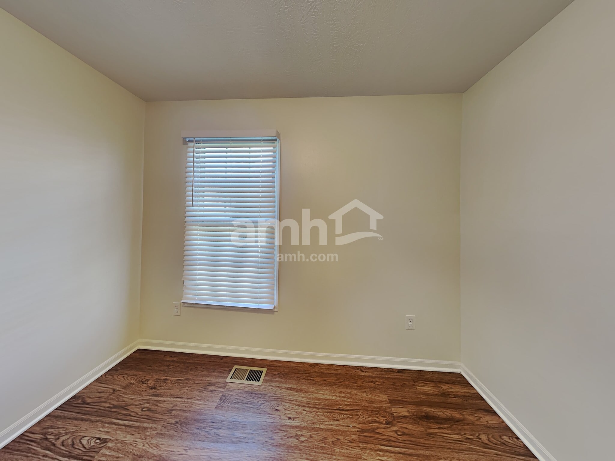 Building Photo - 7888 Edgewater Dr