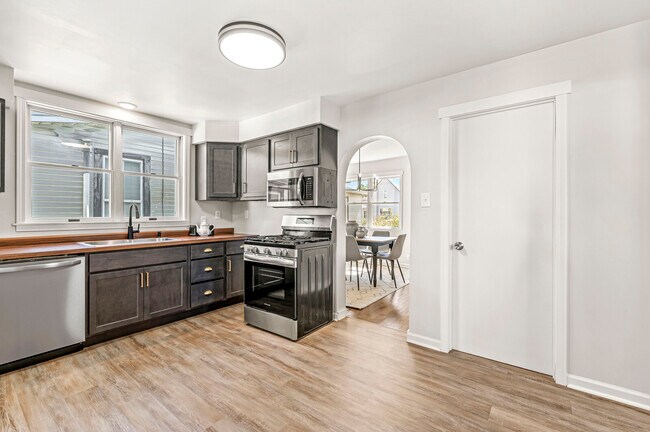 Building Photo - 174 W 7th St