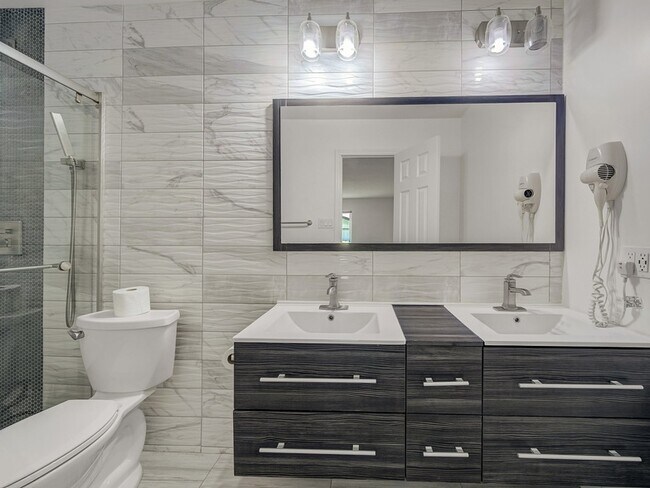 Building Photo - 1121 Bass Dr