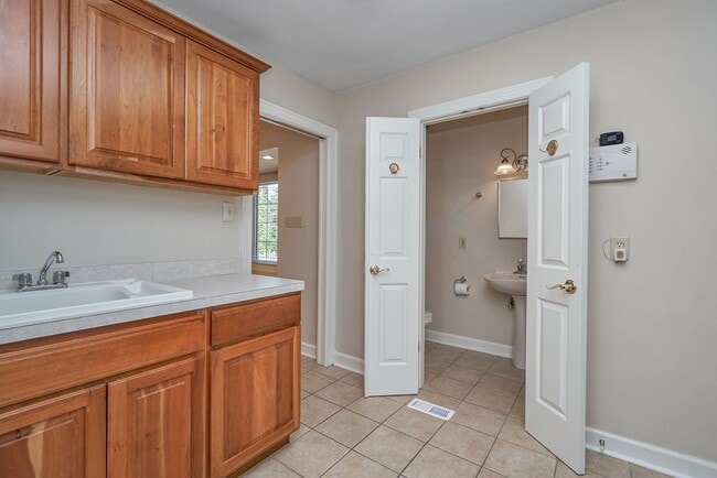 Building Photo - 2406 Jib Cir