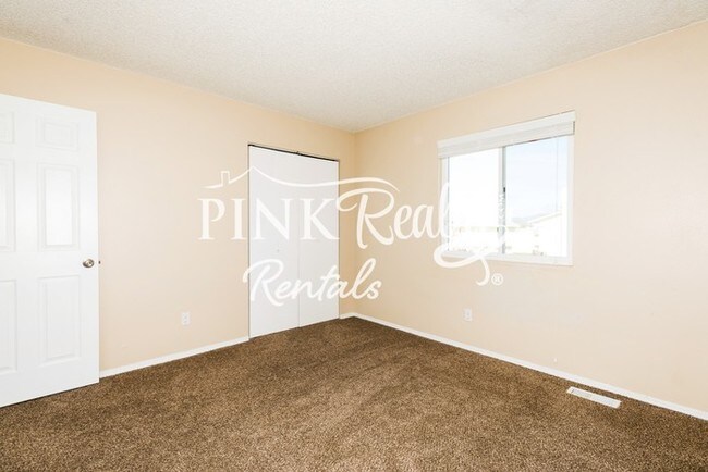 Building Photo - Great 2-Story Townhome in Soaring Eagle