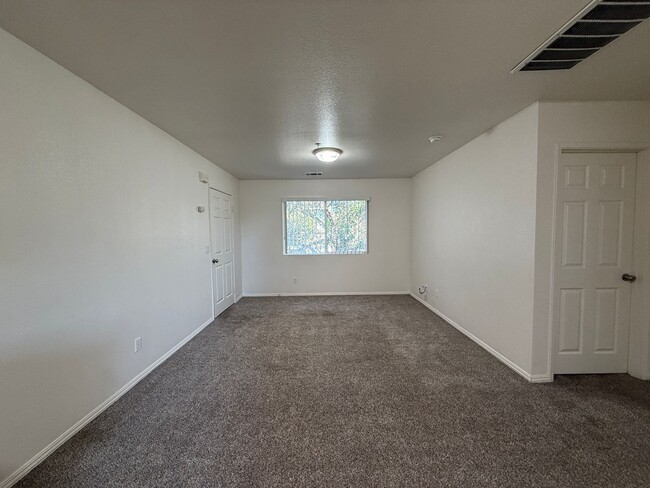 Building Photo - L41900