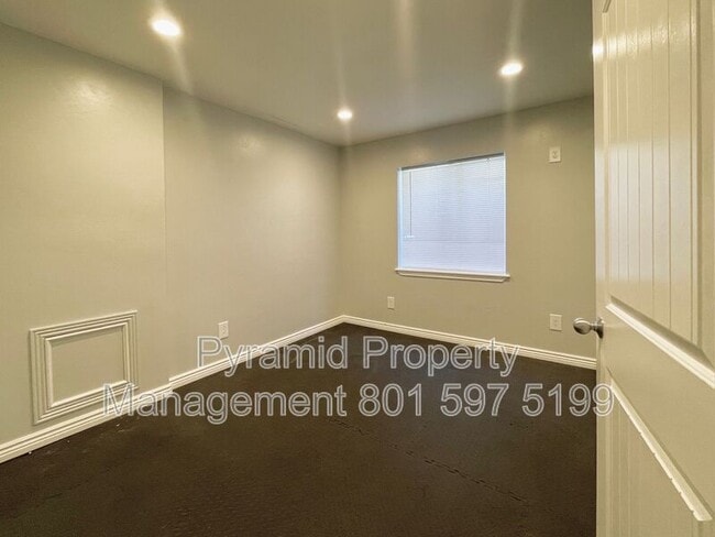 Building Photo - 2896 E Lookout Dr