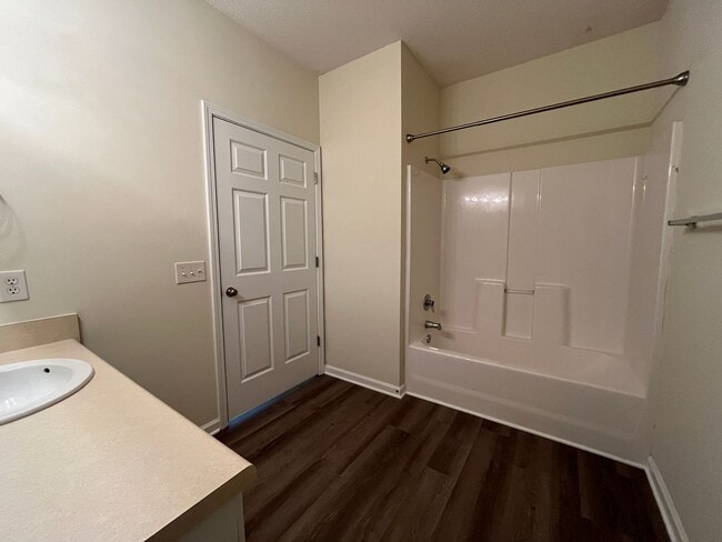 Building Photo - Spacious 2/2 Apartment Ready For Move In Now!