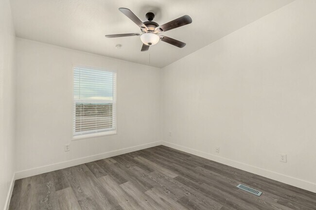Building Photo - 1.25 Acre 5 Bedroom 3 Bathroom Horse Property in Florence!