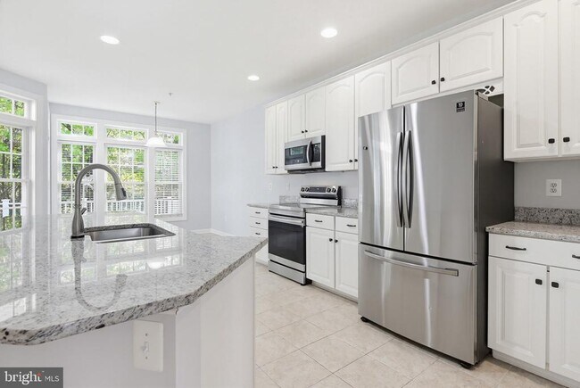 Building Photo - 10635 Hillingdon Rd