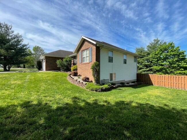 Building Photo - PRE-LEASING - Fully Furnished 6mo Short Term Rental in Ozark