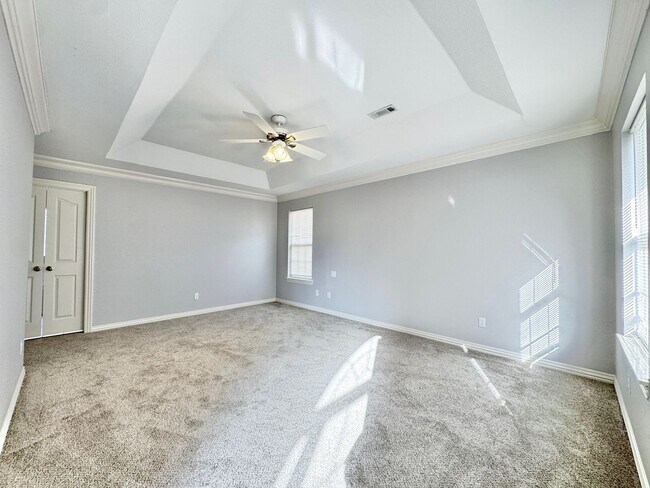 Building Photo - East Fayetteville 7 bedrooms 5 baths, VANDERGRIFF DIST - beautiful spread