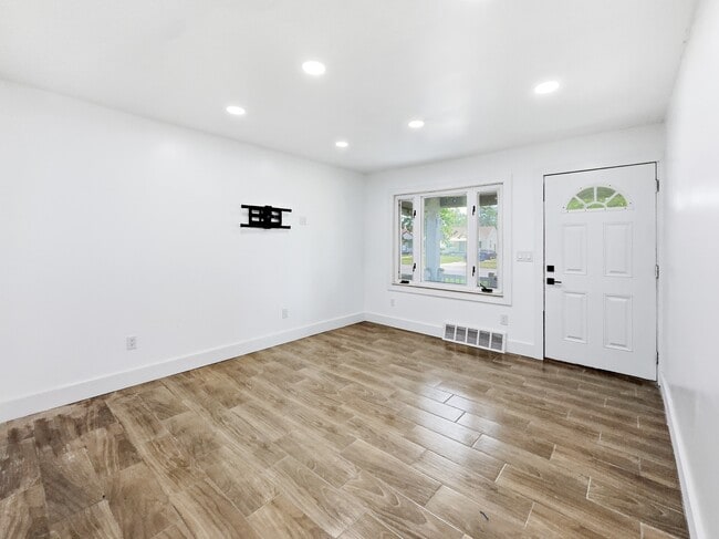 Building Photo - 2090 Moran Ave