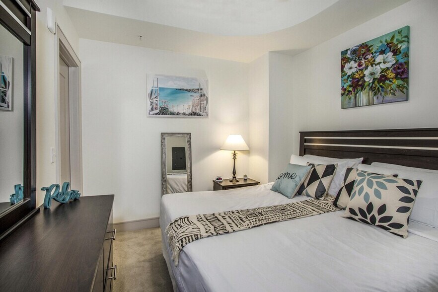 Building Photo - 6800 Main St