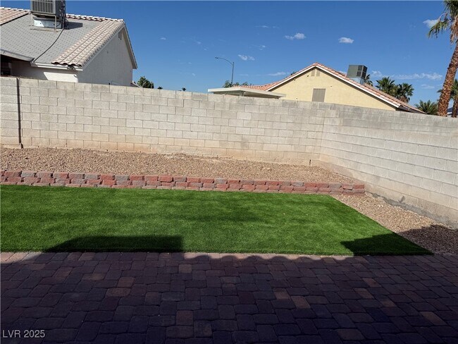 Building Photo - 4749 Califa Dr