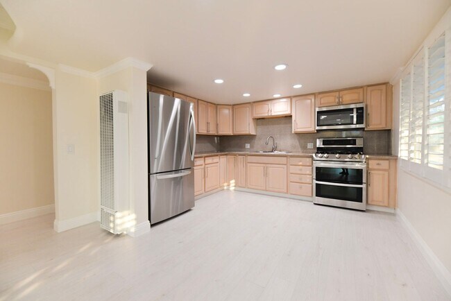 Building Photo - 412 Avenida Santa Barbara