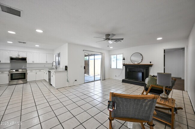Building Photo - 5833 W John Cabot Rd