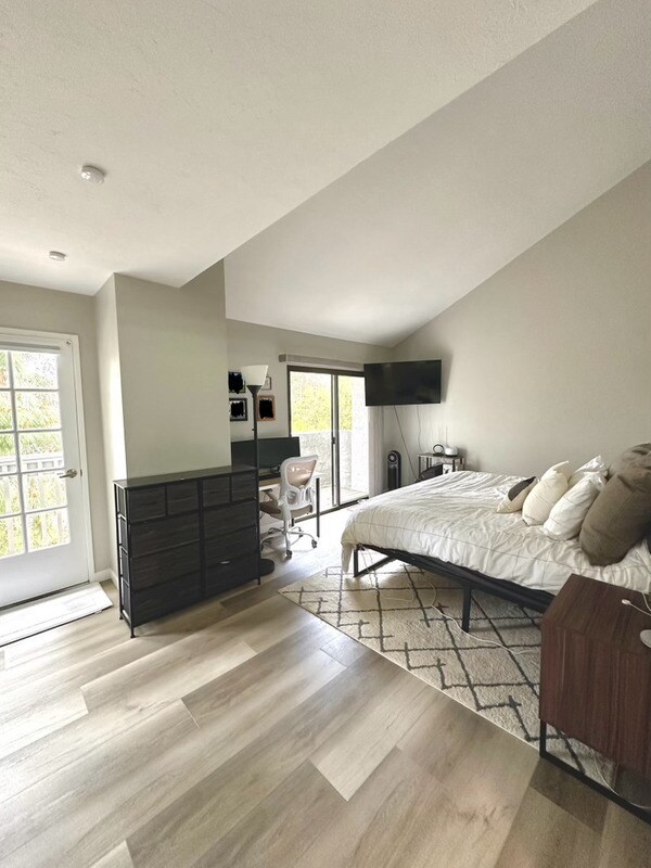 Building Photo - 8750 Villa La Jolla Dr