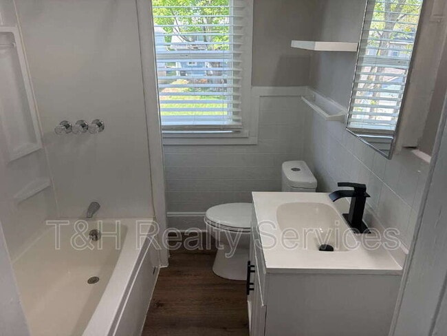 Building Photo - 3130 N Park Ave