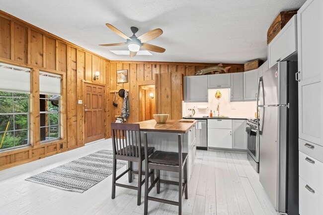 Building Photo - 2 Bedroom 1 Bath Home Next To Boulder Creek!