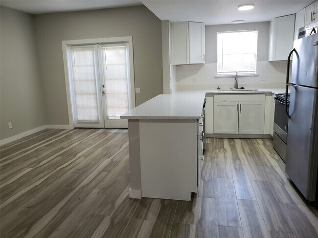 Building Photo - 11710 Southlake Dr