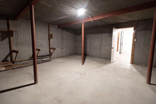 Building Photo - 1022 Queen Ann Dr