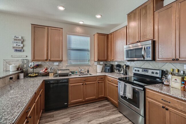 Building Photo - HALF OFF First Month Rent: 3 Bed/2.5 Bathroom~ Multiple Living Spaces~ Located near Lackland AFB!