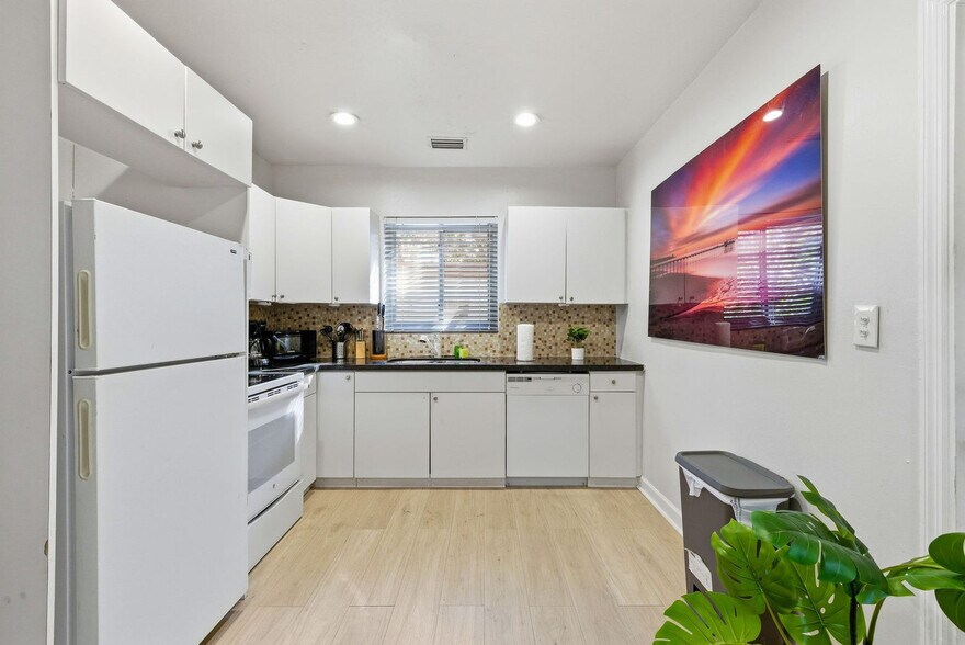 Building Photo - 6715 NE Miami Pl