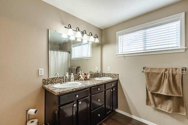 Building Photo - Modern and Updated 3bd/2b Home for Rent in...