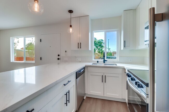 Building Photo - 3042-3044 J St