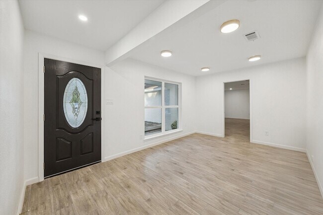Building Photo - 5411 Logston Ln