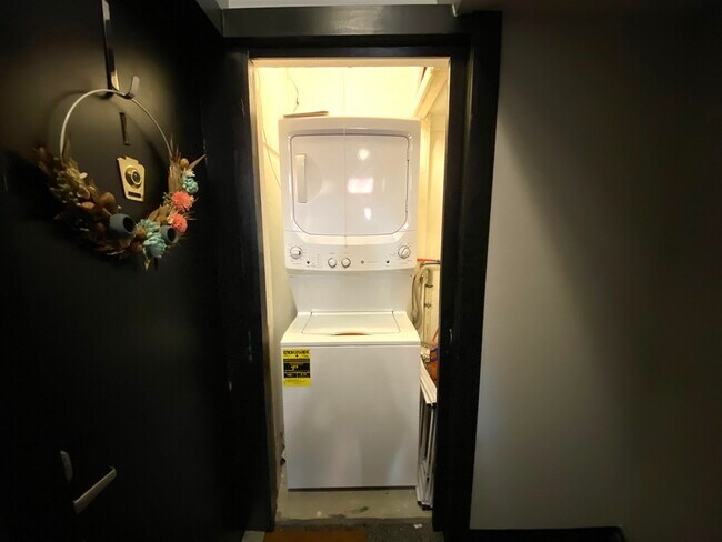 Building Photo - 647 Garden St