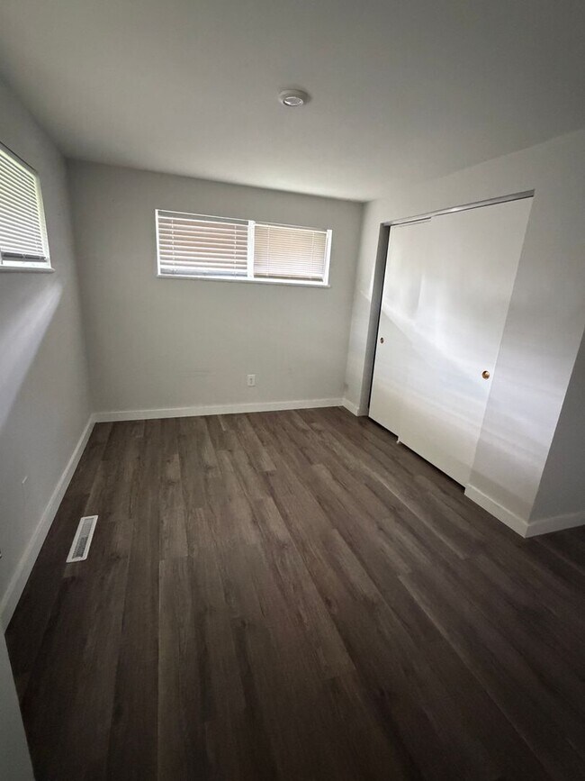 Building Photo - Updated 3 bedroom/2 Full Bath Huber Heights Ranch