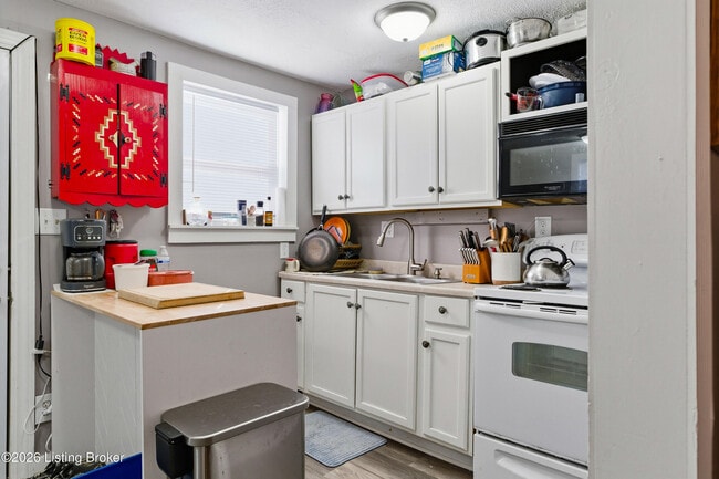 Building Photo - 924 Burton Ave