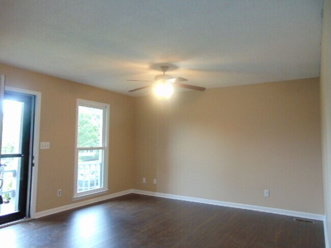 Building Photo - 3 Bedroom 2 Bathroom Home