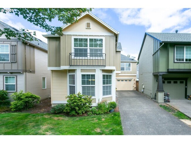 Primary Photo - Beautiful 3 bedroom Home with Large Living...