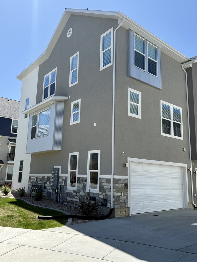 Building Photo - 1063 S 2760 E