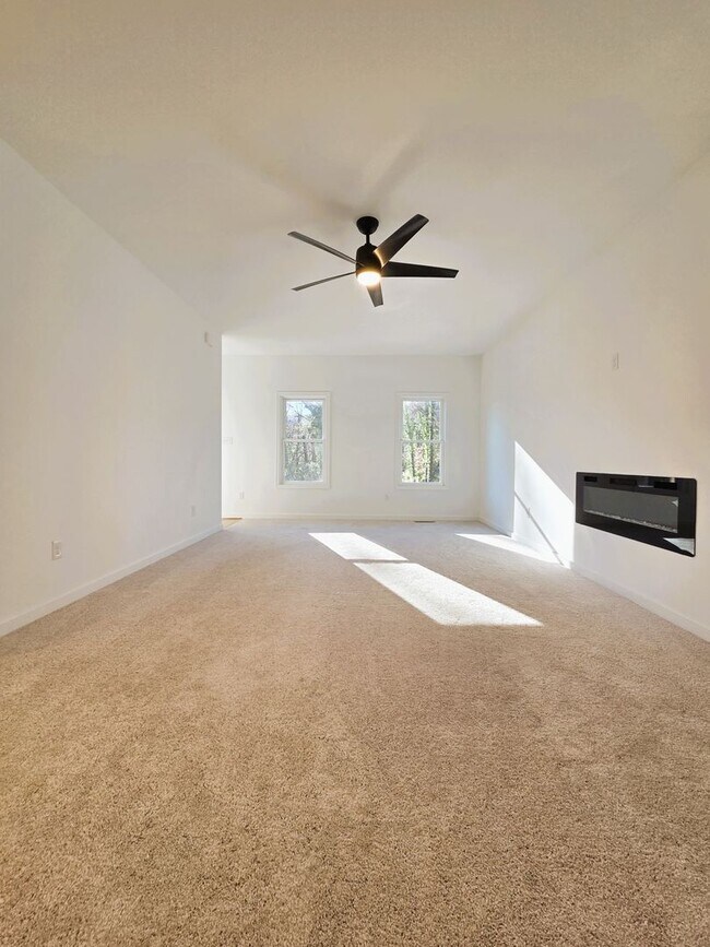 Building Photo - Large 3 story home located in Glenwood Park just minutes from downtown Richmond