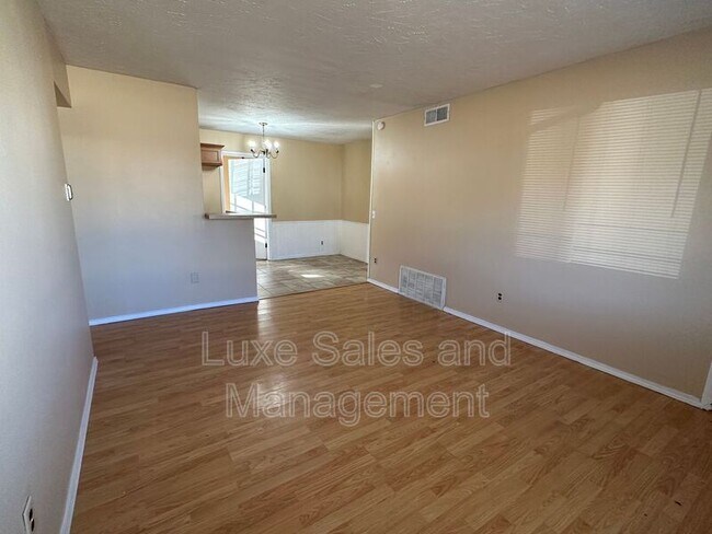 Building Photo - 116 W Rose Dr
