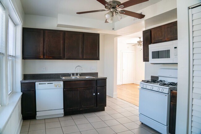 Building Photo - Albany Park - 1 Bed / 1 Bath - Dog Friendly!