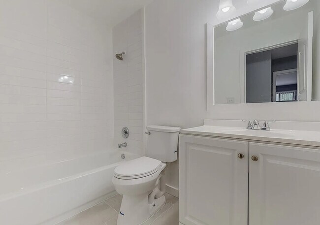 Building Photo - 3800 Bayside Dr