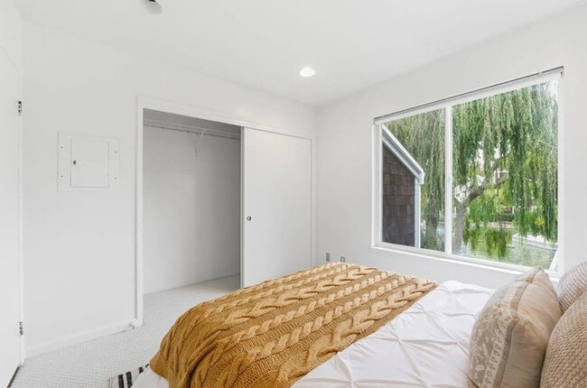 Building Photo - 72 Bayside Ct