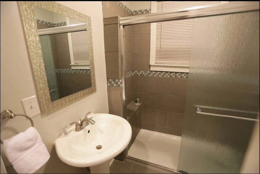 Building Photo - 1414 Austin St